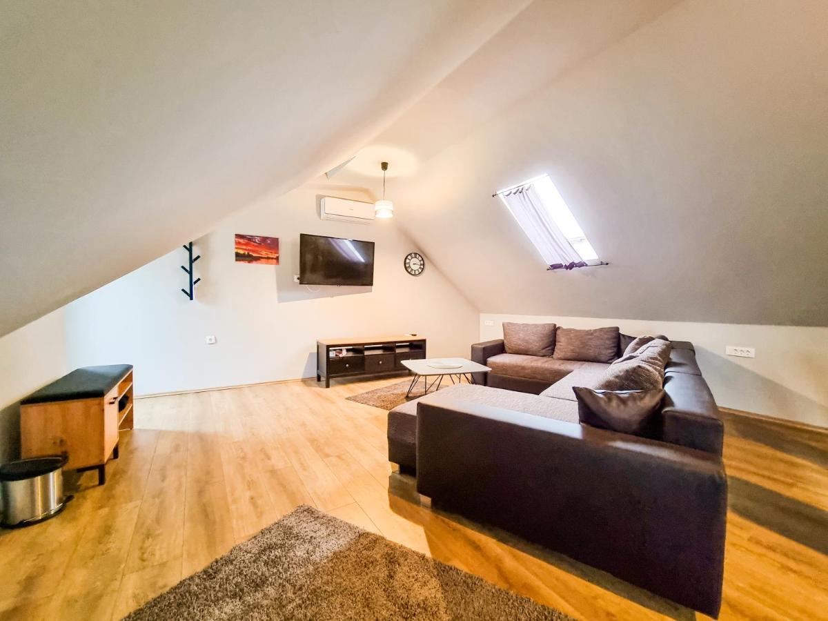 Xxl Rooms Osijek Buitenkant foto