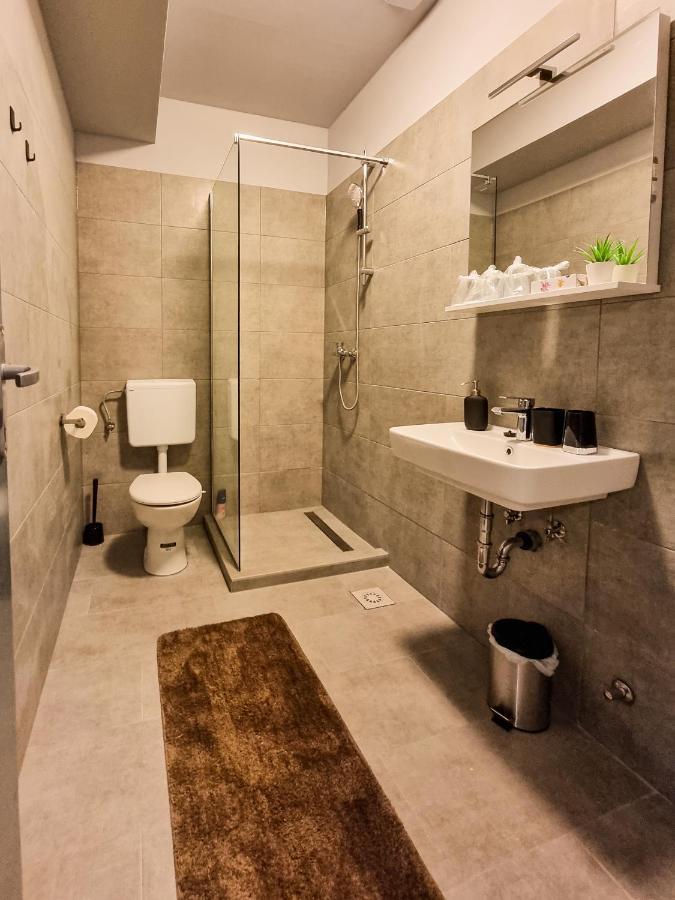 Xxl Rooms Osijek Buitenkant foto