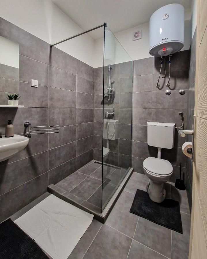 Xxl Rooms Osijek Buitenkant foto
