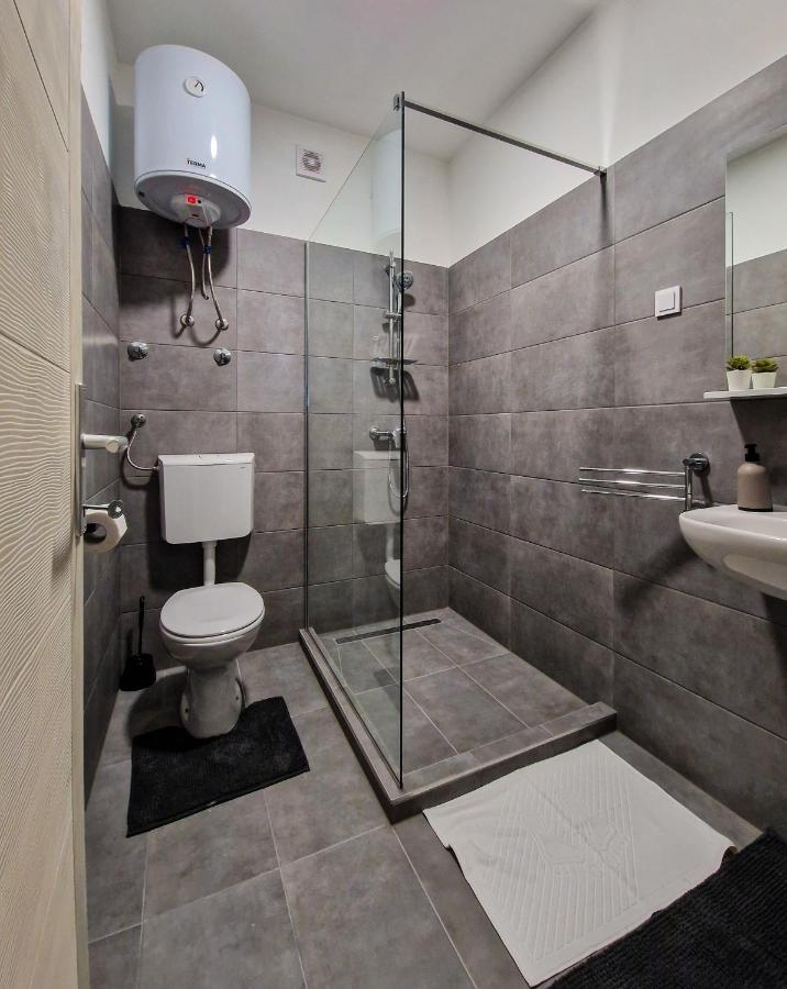 Xxl Rooms Osijek Buitenkant foto