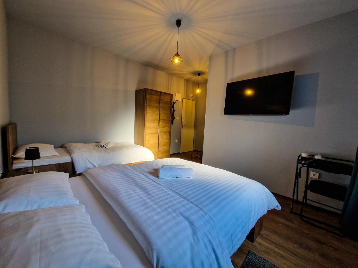 Xxl Rooms Osijek Buitenkant foto