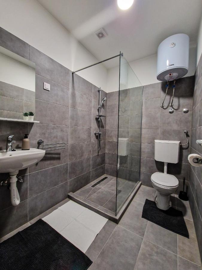 Xxl Rooms Osijek Buitenkant foto